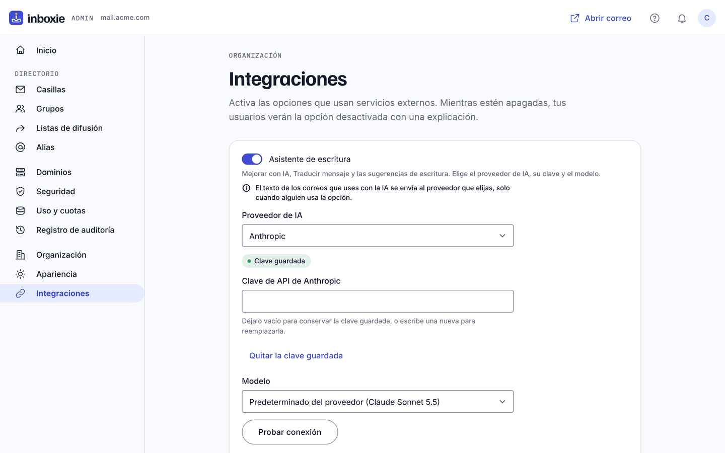 La página Integraciones de la consola de administración: el asistente de escritura activado, Anthropic como proveedor de IA y la clave de la organización guardada.