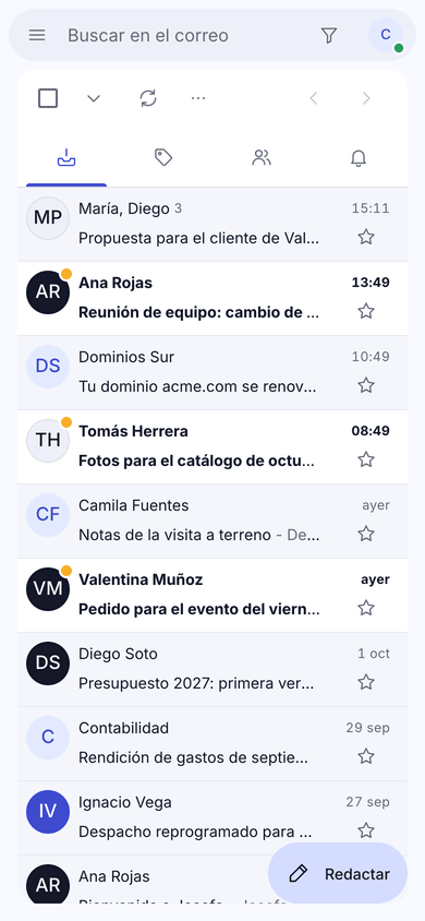 Inboxie en un teléfono: Recibidos con la barra de búsqueda arriba y el botón Redactar abajo.