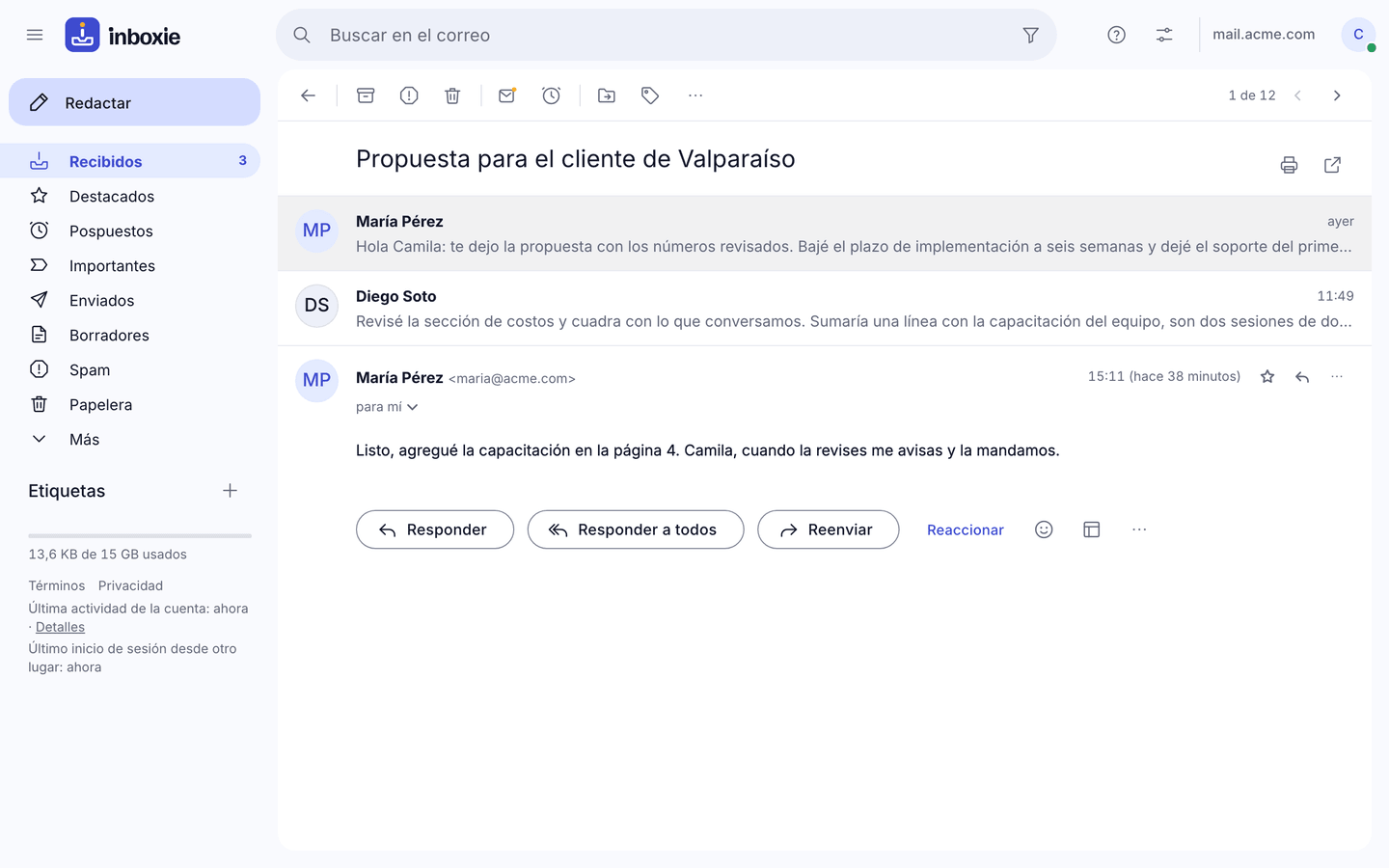 Una conversación abierta en Inboxie: tres mensajes de María Pérez y Diego Soto sobre una propuesta, con los botones Responder, Responder a todos y Reenviar.